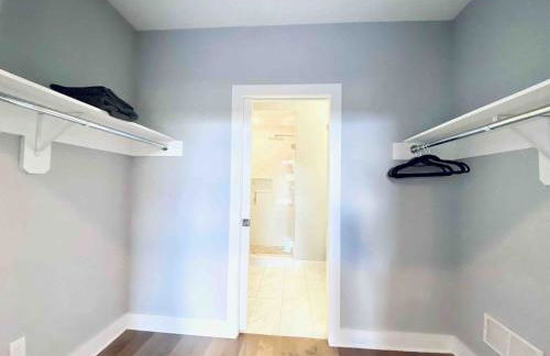 Luxe Penthouse with Private Parking & Rooftop w TV - Foto 32