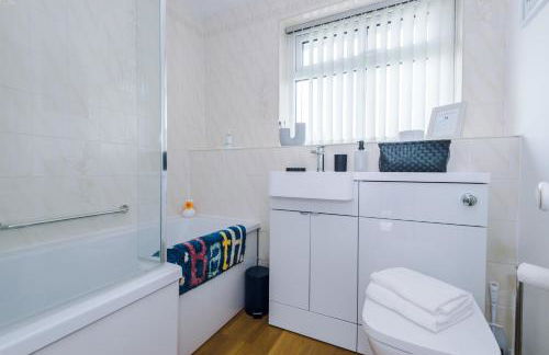 4BR Home for 8, Full Kitchen, Parking, WiFi in Northwich - Photo 27