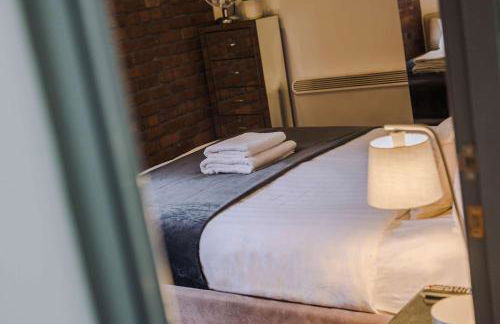 Industrial 2BR Apt, Liverpool City Centre Sleeps 8 - Foto 23