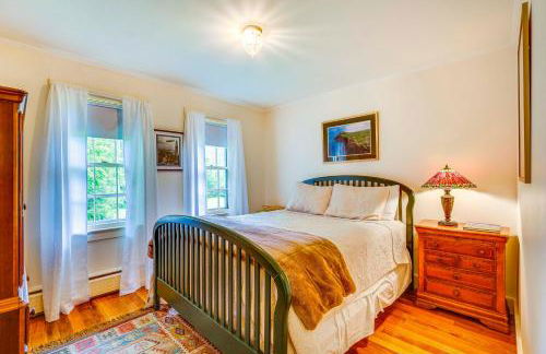 Ambient Manchester Village Abode with Deck and Pond! - Foto 16