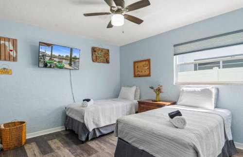 Pirates Den a 4BR Pet-Friendly Waterfront Oasis with Pool, Dock, Personal Water Boats, Fire Pit, Game Room and Bar - Foto 33