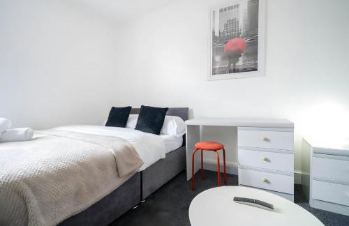 Stylish 3BR Derby Apartment - Sleeps 6, Central Location - Foto 5