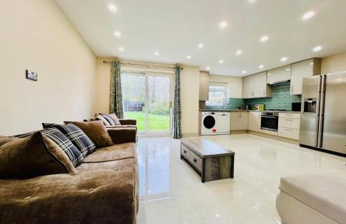 2 Bedroom Flat or Appartment near Heathrow with Garden - Photo 2