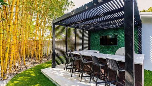 Resort Style Backyard Heated Pool Hot Tub Fire Pit - Foto 2