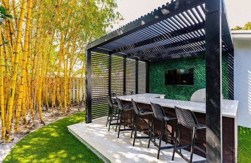 Resort Style Backyard Heated Pool Hot Tub Fire Pit - Foto 2