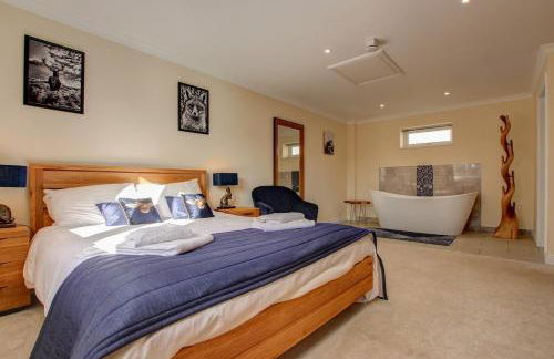 Hunters Cottage - Luxury, high end, hot hub, AC, slipper bath, couples retreat - Photo 68