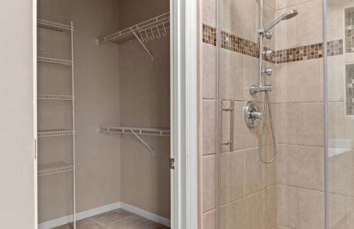 Private Fenced Yard • Sleeps 10 • Mins to Malls - Foto 22