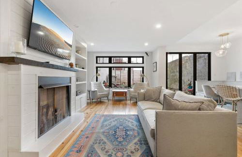 Designer 3 BR Townhome with Beautiful Backyard - Foto 1