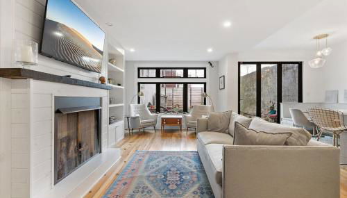 Designer 3 BR Townhome with Beautiful Backyard - Foto 1