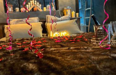 Le chalet romantique, SPA, Écran cinéma, Lit king size, day use, 10 min centre - Foto 1