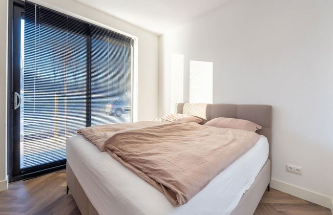 Cozy Villa With Lakeside Views - Photo 5