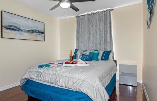 Spacious & Amazing Home w Big Pool and Patio - Photo 21