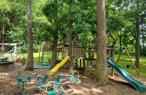 Private Pet-Friendly Cabins with Fire Pit for Nature Escapes in Clear Spring, Maryland, for Memorable Family Glamping Trips - Photo 33