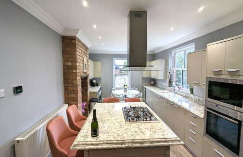 Lux 2 Bed Apartment, 2 Parking spaces, 1 minute to Metrolink - Photo 21