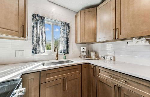 Luxury Home with Hot Tub & Outdoor Oasis blocks from the Beach - Foto 33