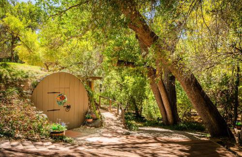 Myrinn-Hobbit Cottage on the Creek Storybook Stay - Foto 45