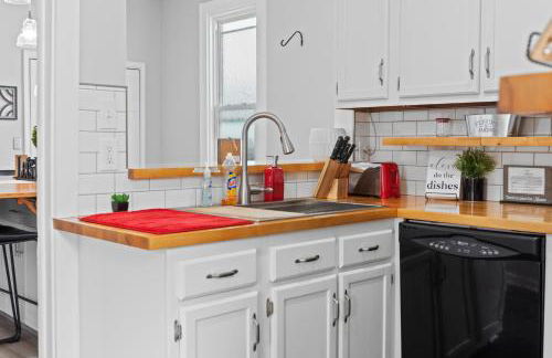 Luxe Suite with Pool Table, King Bed, 3 TVs, & Free Parking - Foto 53