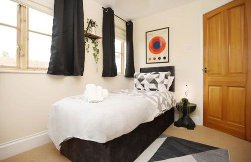 Modern 5-Bed Home, Guests 9, Secure Parking, Contractors - Foto 26