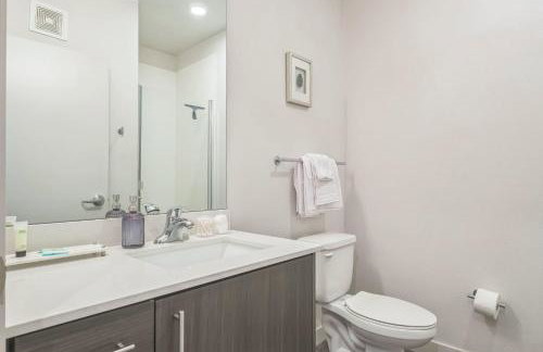 Chic and Modern Getaway with Gym 5 Min to Downtown - Foto 22