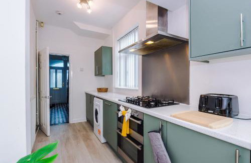 The Lyme Lounge - Contemporary & Stylish 3BR Home - Sleeps 7 with Parking & Wi-Fi - Perfect For Business or Work Stays - By Parydise Properties - Foto 25