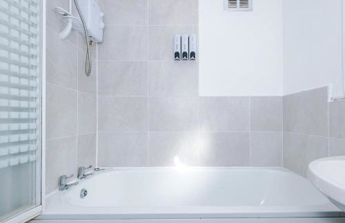 Charming 2 Bed House, Sleeps 6, Free parking, Contractors welcome - Foto 45