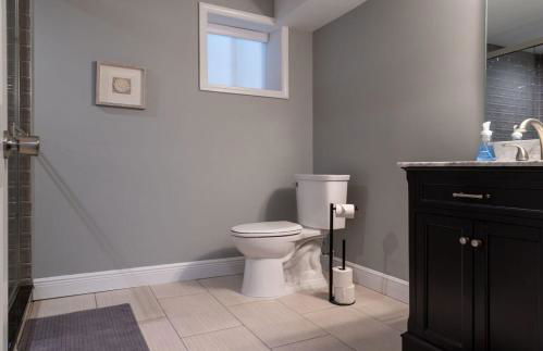 Lovely Modern 3BR-3BA Grove Home ABODEbucks - Photo 45