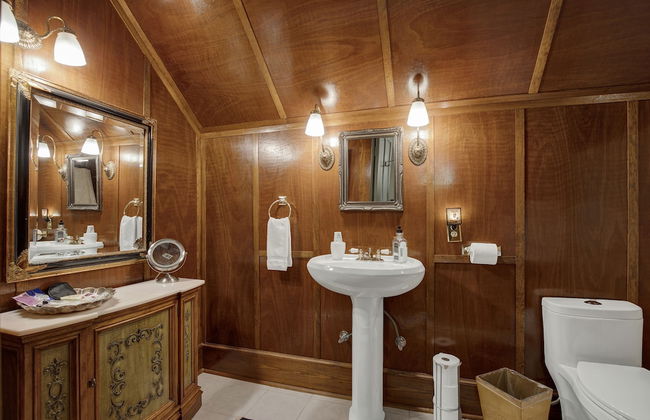 Beautiful and Unique Home With Fireplace and Pool! - Photo 23