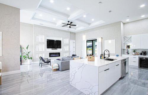 Luxurious Waterfront Home with Heated Pool and Jacuzzi - Foto 2