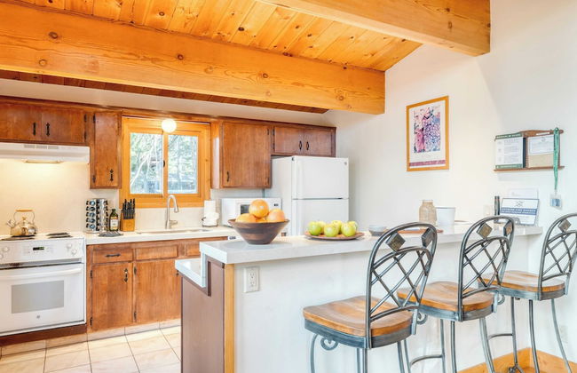 Lake + Beach Access, Pool, Tennis Walk to Chambers Tahoe Timber by Avantstay - Foto 17