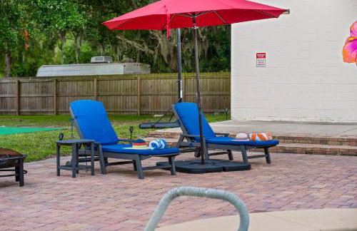 Tropical Oasis- Pickleball, Pool, Hot Tub- 15 min to beach - Photo 5