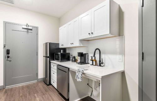 Dynamic Stay Connected Comfort Steps from Atrium - Foto 18