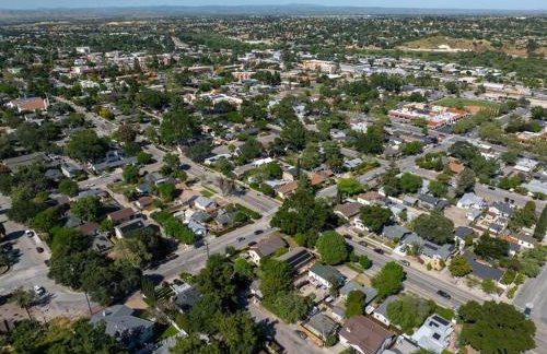 Vine Street Bungalow-Hot Tub, EV, Walk to Town - Photo 12