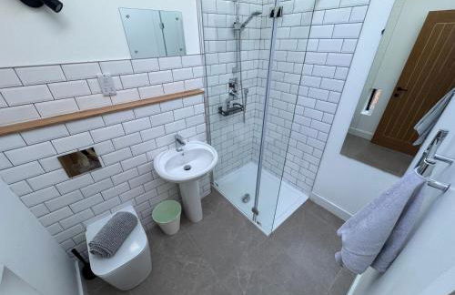 The Hayloft, Modern 4 Bed, 8 person, Barn Conversion in a Rural Location with Great Access & Hot Tub - Foto 32