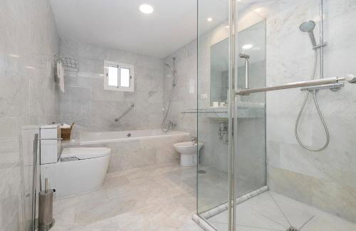 Preciosa Casa con Jardin y Piscina Privada en el Puerto de santaMaria - Photo 16