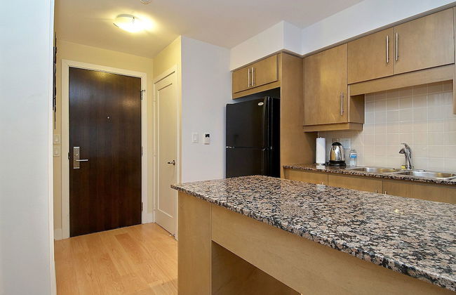 WhiteHall Suites- Yorkville - Photo 15