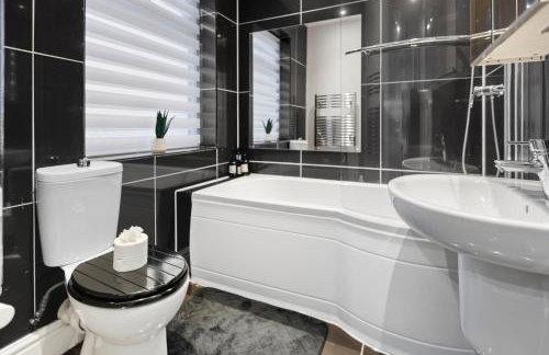 Lovely 4b Stay- Ideal for Contractors & Families - Photo 10