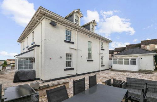 6BR House with Butler, Sauna & Hot Tub in Glasgow - Photo 9