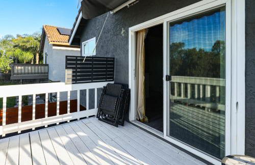 Modern Oceanside Living! Family Home with Workspace - Foto 20