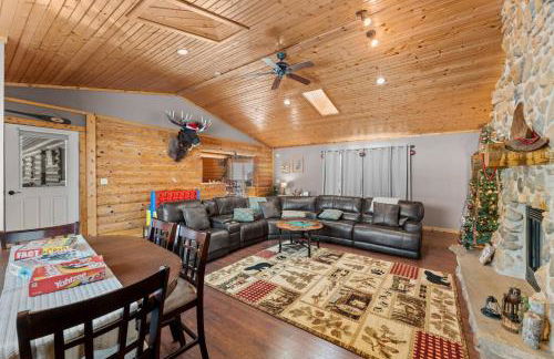 Spacious 4BR Cabin • Sleeps 12 • Games •Near Dells - Foto 6