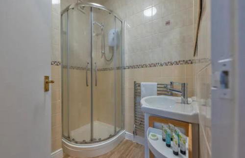 Stylish Studio in Central Wolverhampton - Pass the Keys - Photo 12