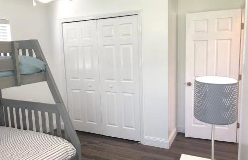 Beautiful Home across the street from Lake June! - Foto 35