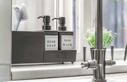 Free Parking ,Modern 4 bedrooms 10min from Birmingham city centre ideal for contractors ,Groups and Families - Photo 29