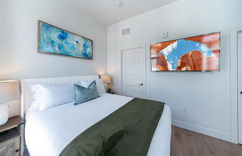 Dwntn Lux Townhome - Best Amenities- 3BD, 4BA - Photo 27