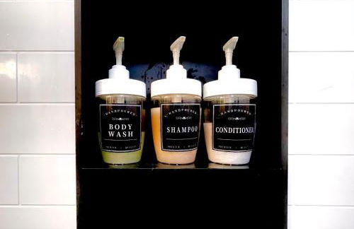 Modern Gem w/Spacious Deck, Swinging bed, Hot Tub - Foto 14