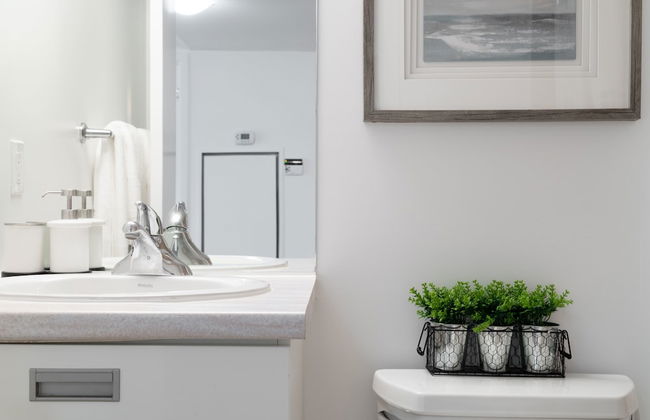 Modern Condo in Financial District - Photo 24