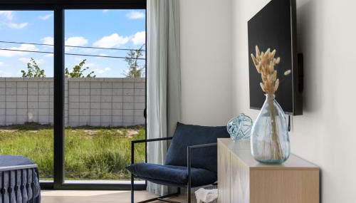 Colorful retreat near beach and pickleball courts - Photo 4, Garden view