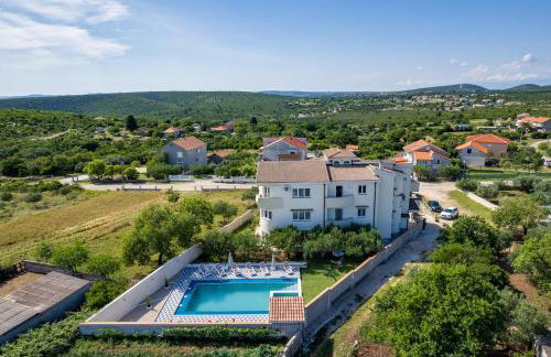 Apartman Strmota s bazenom i jakuzijem - Foto 5