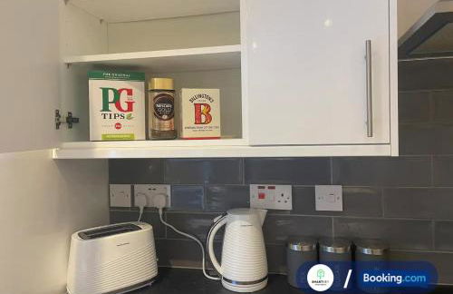 Modern 1 bedroom flat with free parking - Photo 8