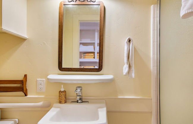 Wellsona Vineyard Retreat Pool Hot Tub Views Main Home Guest Home - Photo 25