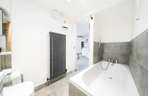 Luxurious & modern on-the-beach family retreat - Foto 28